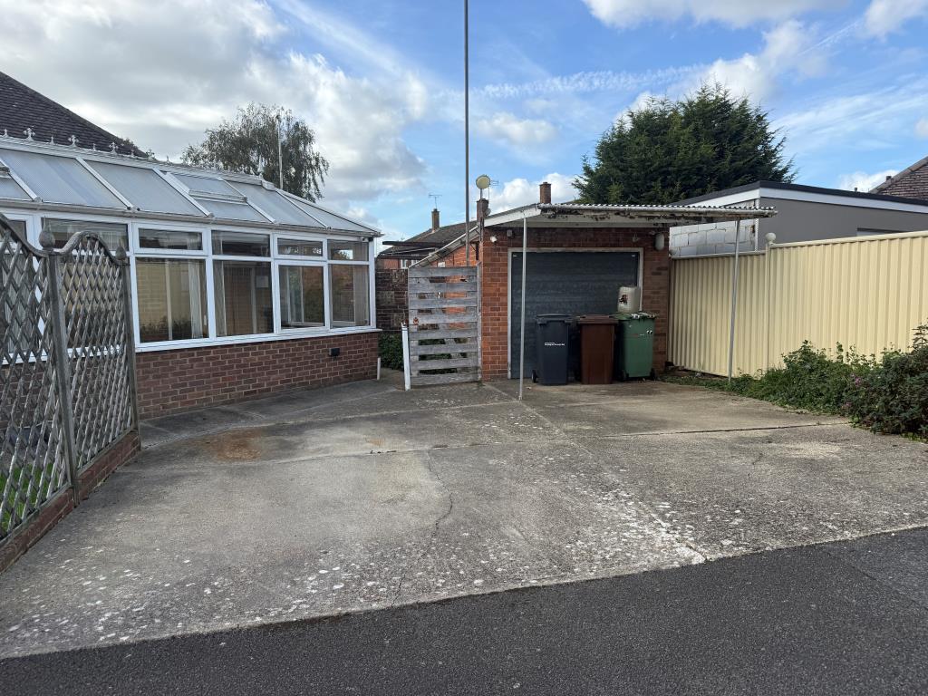 Lot: 124 - SEMI-DETACHED BUNGALOW FOR REFURBISHMENT - Garage and driveway